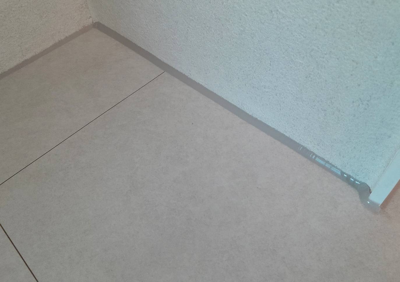 바닥과 벽면 사이 코킹후