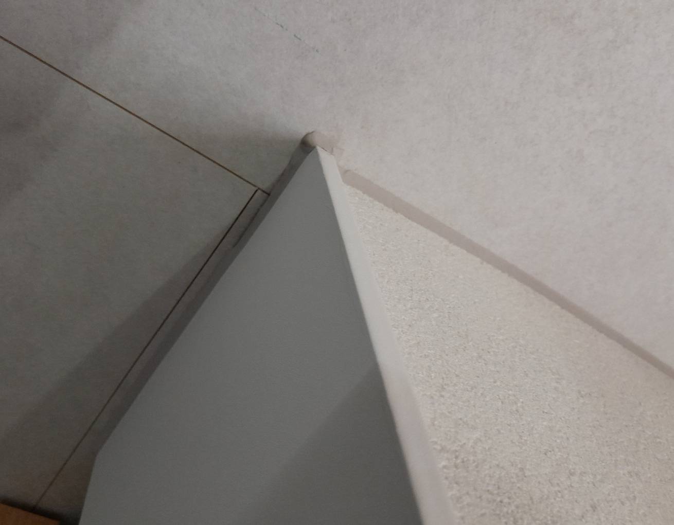 천장과 벽면 사이 코킹후